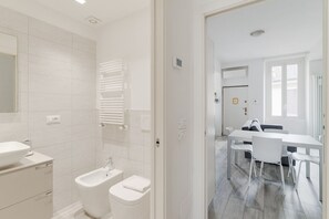 Shower, hair dryer, bidet, towels