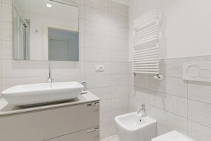 Regadera, secadora de cabello, bidet, toallas 