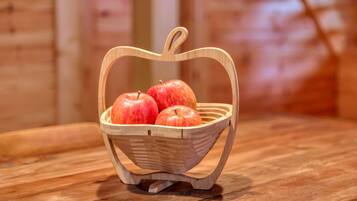 Un panier en bois avec une anse, posé sur une table en bois.