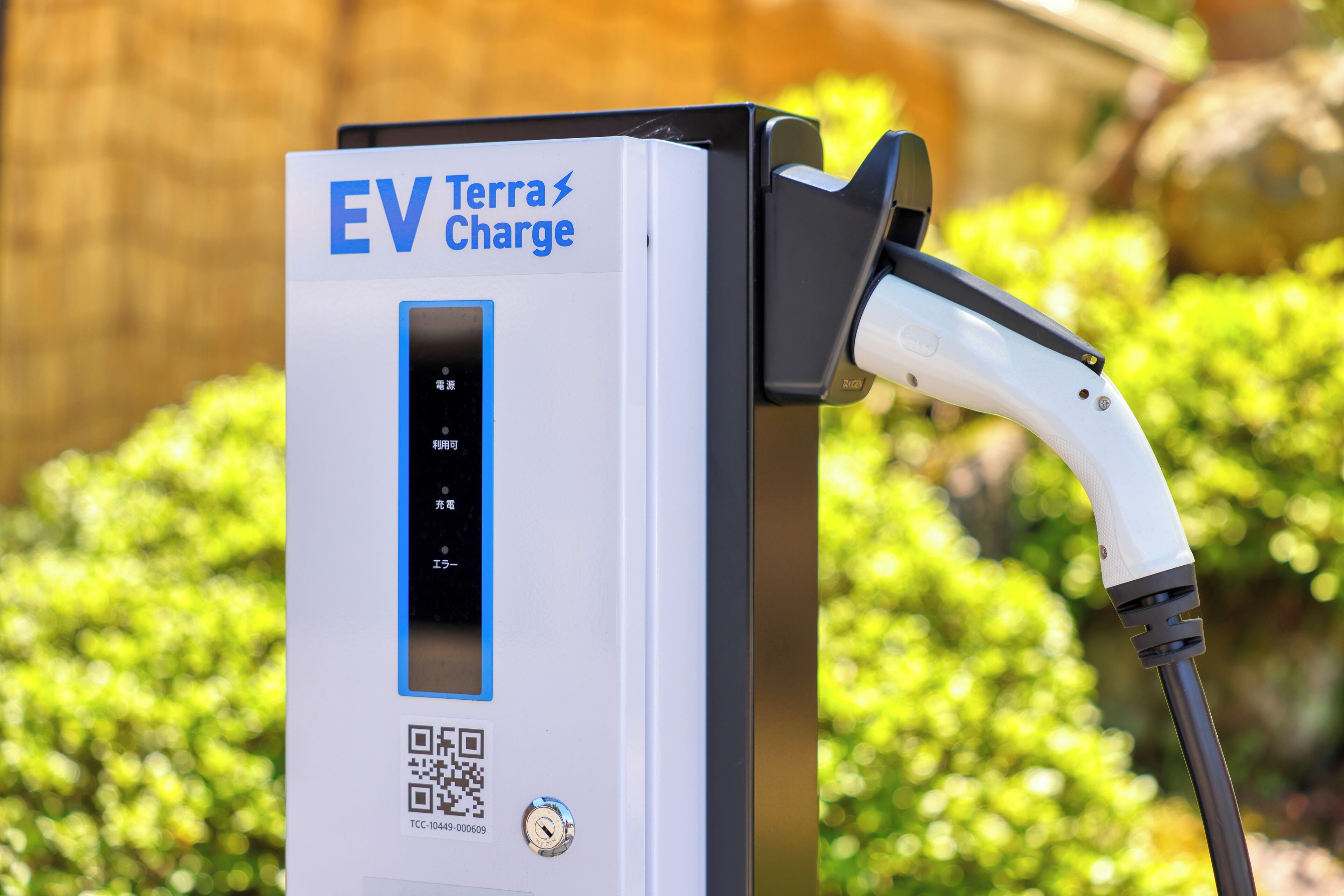 Uma estação de carregamento EV Terra com um código QR e um visor digital.