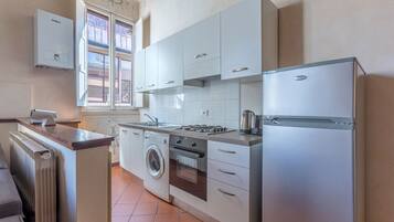 Réfrigérateur, four, plaque de cuisson, grille-pain