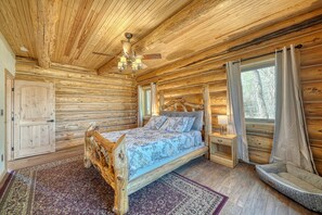 4 bedrooms, desk, free WiFi, bed sheets