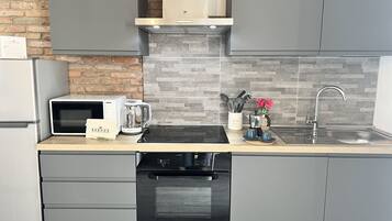 Kühlschrank, Mikrowelle, Ofen, Herdplatte