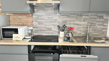 Frigorifero, microonde, forno, piano cottura