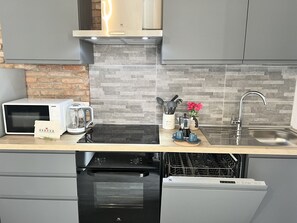 Frigorifero, microonde, forno, piano cottura