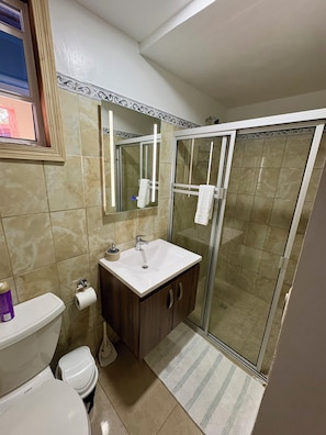 Serviettes fournies, papier toilette