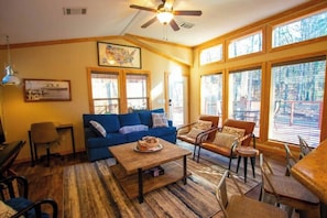 Smart TV - Romantic Hot Tub Cabin with Private Deck, Firepit, Beavers Bend Getaway (Broken Bow)