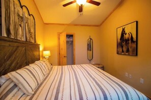 1 bedroom, desk, iron/ironing board, free WiFi - Romantic Hot Tub Cabin with Private Deck, Firepit, Beavers Bend Getaway (Broken Bow)