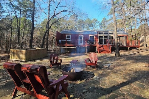 Romantic Hot Tub Cabin with Private Deck, Firepit, Beavers Bend Getaway