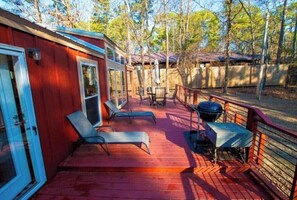 Outdoor dining - Romantic Hot Tub Cabin with Private Deck, Firepit, Beavers Bend Getaway (Broken Bow)