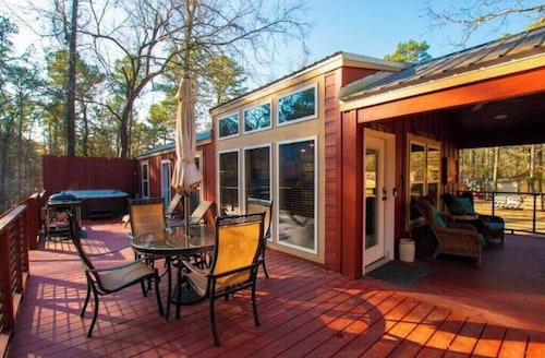 Sip & Stay w/Hot Tub Near Attractions