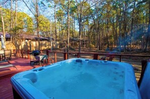 Outdoor spa tub - Romantic Hot Tub Cabin with Private Deck, Firepit, Beavers Bend Getaway (Broken Bow)