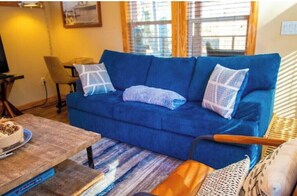 Smart TV - Romantic Hot Tub Cabin with Private Deck, Firepit, Beavers Bend Getaway (Broken Bow)