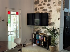 Dining - Spacious 100 year old renovated Perth Hills home with pool & nature views (Parkerville)