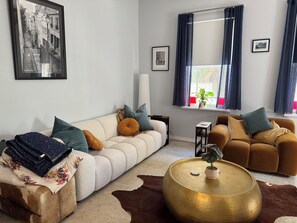 Smart TV - Spacious 100 year old renovated Perth Hills home with pool & nature views (Parkerville)