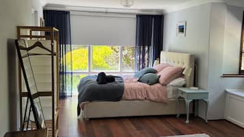 4 bedrooms, iron/ironing board, WiFi, bed sheets