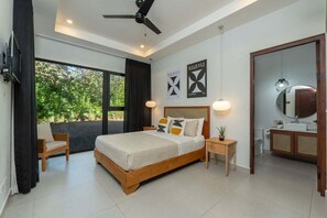 4 soverom, skrivebord, strykejern/-brett og reiseseng for barn