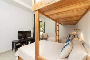 4 Schlafzimmer, Schreibtisch, Bügeleisen/Bügelbrett, Reisekinderbett