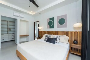 4 slaapkamers, een bureau, een strijkplank/strijkijzer, reisbedje