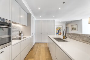 ثلاجة، ميكروويف، فرن، موقد طهي مسطح