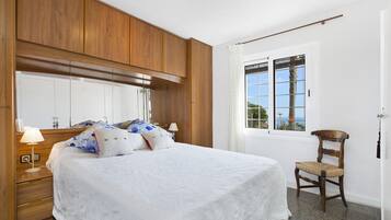 5 habitaciones y tabla de planchar con plancha