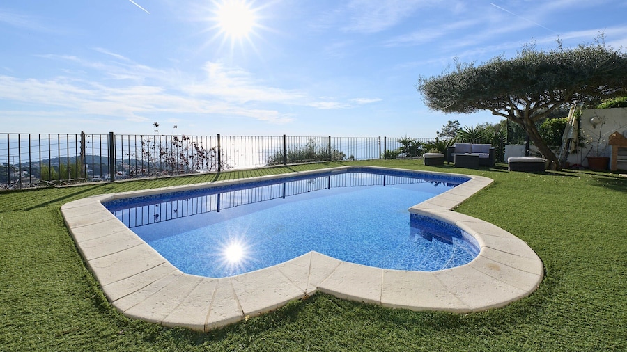 Villa in Costa Brava With Sea Views & Pool