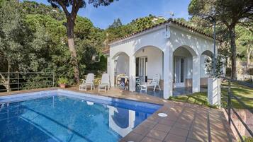 Vila | Piscina | Piscina interna, piscina externa