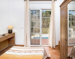 5 habitaciones y tabla de planchar con plancha 