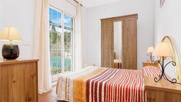 5 bedrooms, iron/ironing board