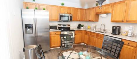 冷蔵庫、電子レンジ、オーブン、コンロ