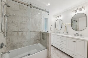 Een douche, een haardroger, handdoeken