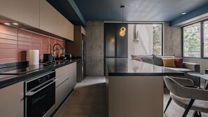 Kylskåp, mikrovågsugn, ugn och kaffe- och tebryggare