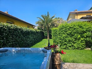 Outdoor spa tub - Room 'Corallo' with Private Terrace, Wi-Fi and Air Conditioning (Moneglia)