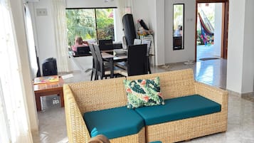 House, 5 Bedrooms, Accessible, Smoking | Living room