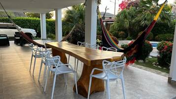 Casa, 5 habitaciones, con acceso para personas discapacitadas, para fumadores | Restaurante al aire libre