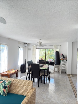House, 5 Bedrooms, Accessible, Smoking | Living room