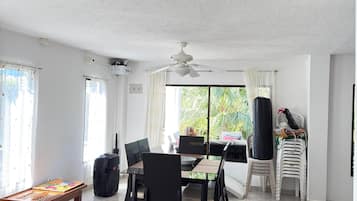House, 5 Bedrooms, Accessible, Smoking | Living room