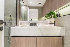 Dusche, Haartrockner, Handtücher, Seife