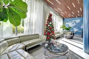 Interior - Chic Studio Beach Service Pool Gym Near Ocean 410 (Hallandale Beach)