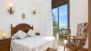 4 bedrooms, iron/ironing board