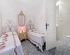 Villa | 2 bedrooms, iron/ironing board