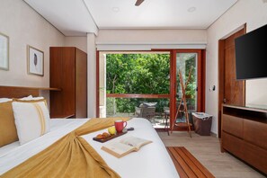 9 Schlafzimmer, Zimmersafe, Schreibtisch, Bügeleisen/Bügelbrett