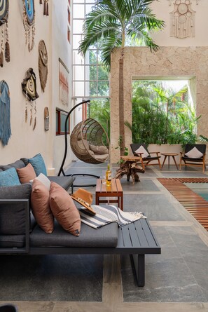 Smart-TV, Tischtennisplatte, Bücher, Stereoanlage