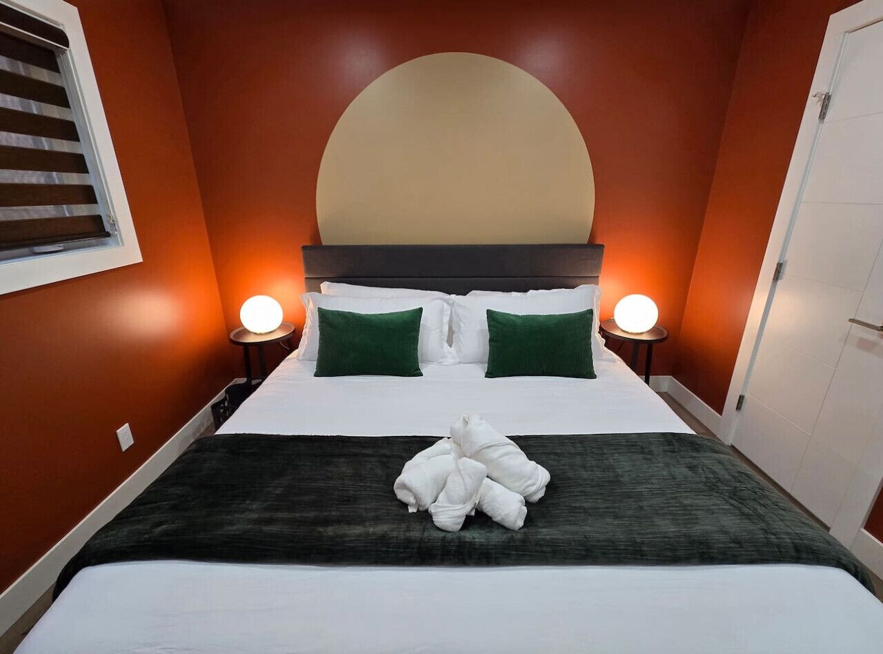 4 室のベッドルーム、デスク、アイロン / アイロン台、WiFi (無料)