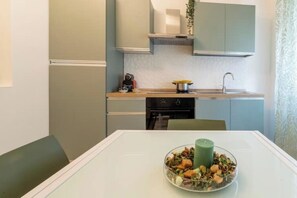 Fridge, microwave, oven, stovetop - Vigna Clara apartament 2 km from Milvian Bridge   (Roma)