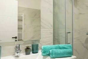 Shower, hair dryer, bidet, towels - Vigna Clara apartament 2 km from Milvian Bridge   (Roma)