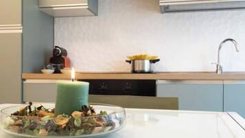 KĂŒhlschrank, Mikrowelle, Ofen, Herdplatte