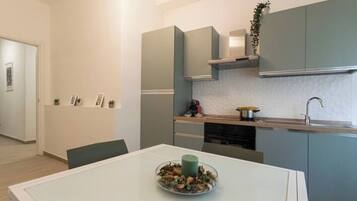 Frigorifero, microonde, forno, piano cottura