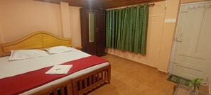 6 bedrooms, WiFi, bed sheets - 6-bedroom bed & breakfast in gorgeous Kumily, thekkady with WiFi (Kumily)