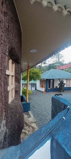 Property grounds - 6-bedroom bed & breakfast in gorgeous Kumily, thekkady with WiFi (Kumily)